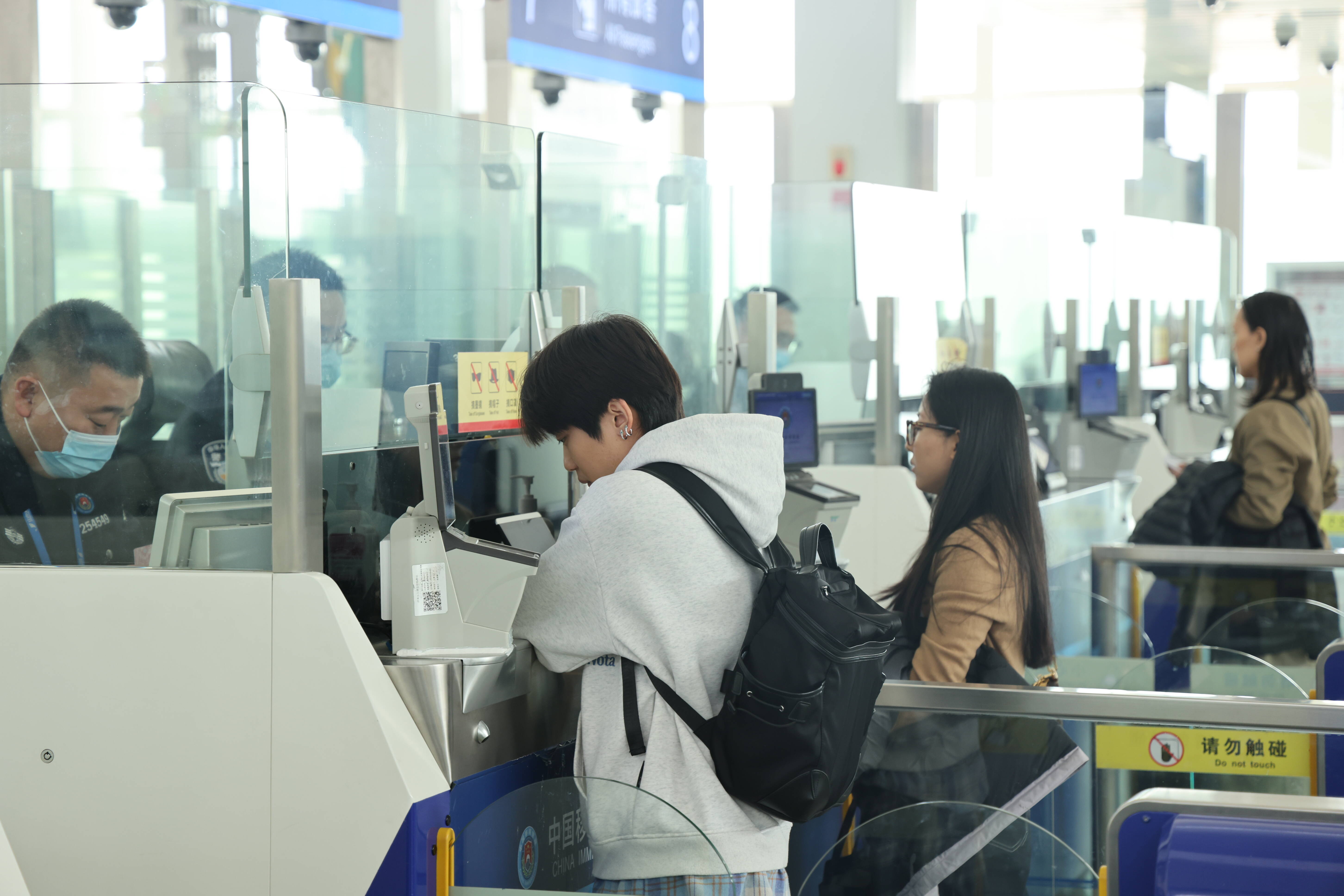 济南至澳门首航 边检站顺利完成通关保障任务