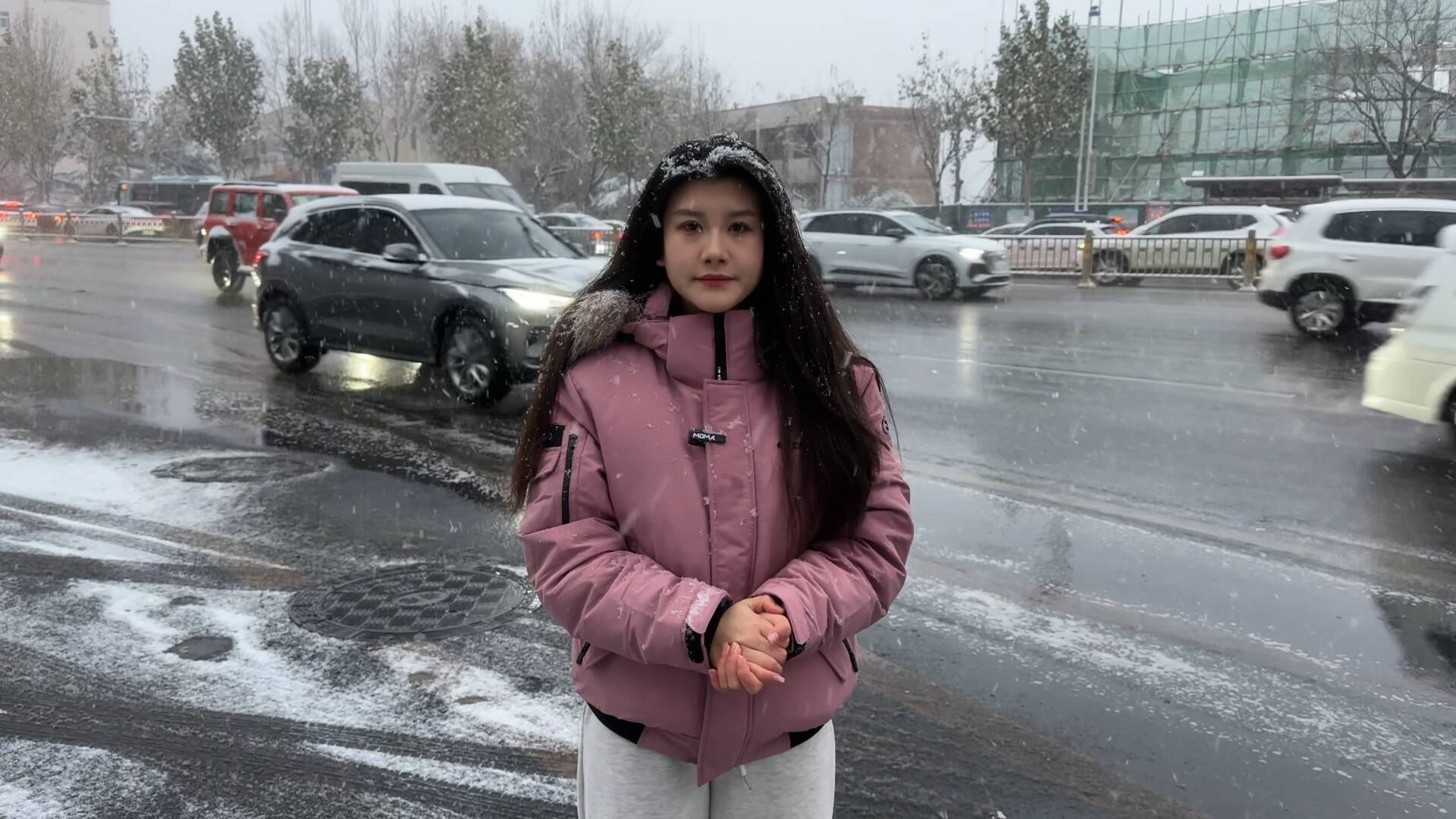 济南迎来今冬首场雪 雪天出行注意安全