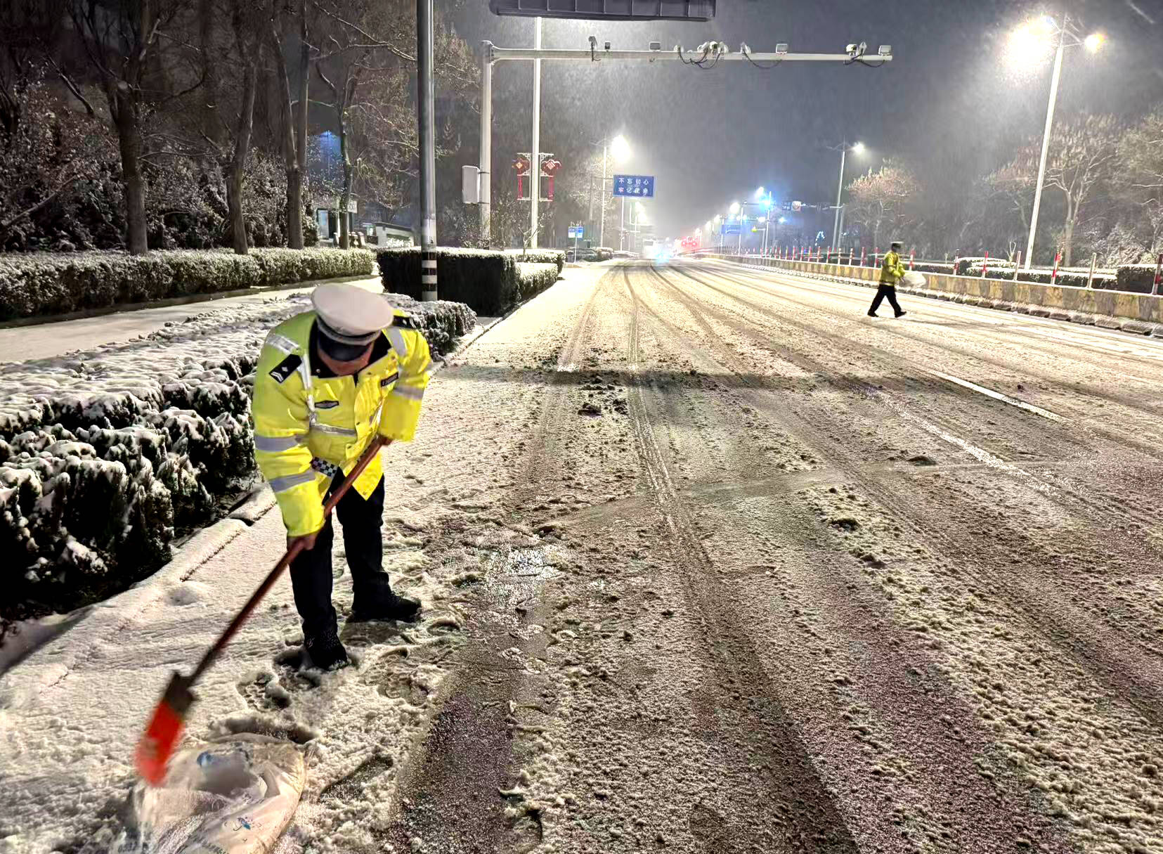 青岛：公安交管部门彻夜奋战 全力保障道路安全畅通