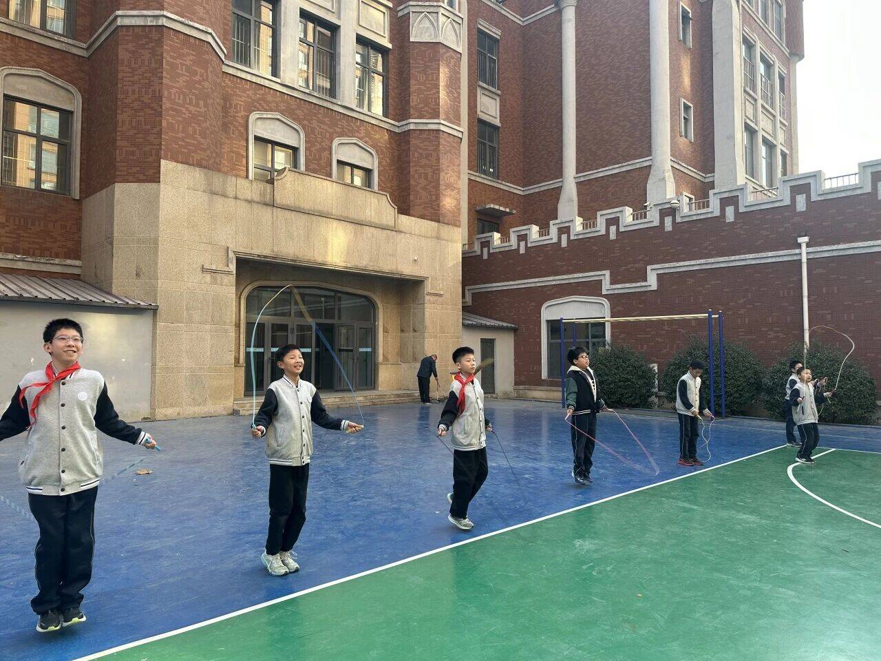 中国竞彩网:奥龙小学开展“跳绳达标大闯关”活动