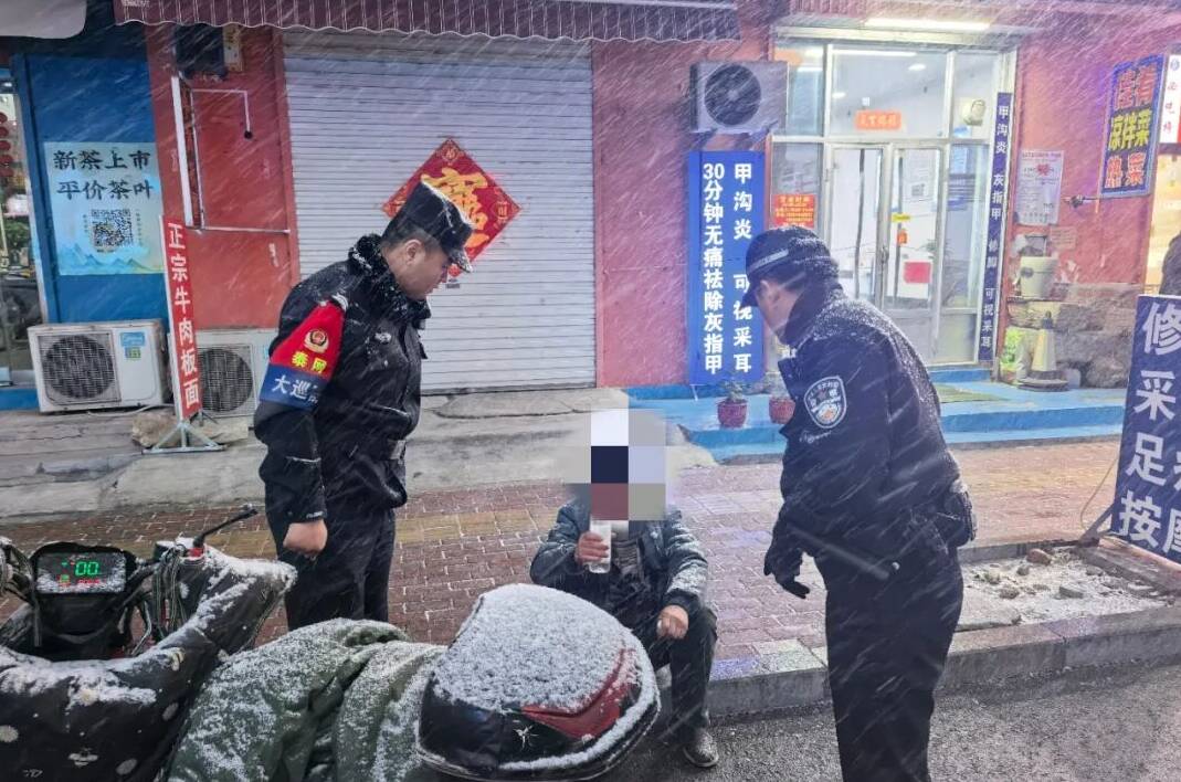 泰安雪夜警事：民警救助蜷缩雪地的醉酒男子 暖心护送回家