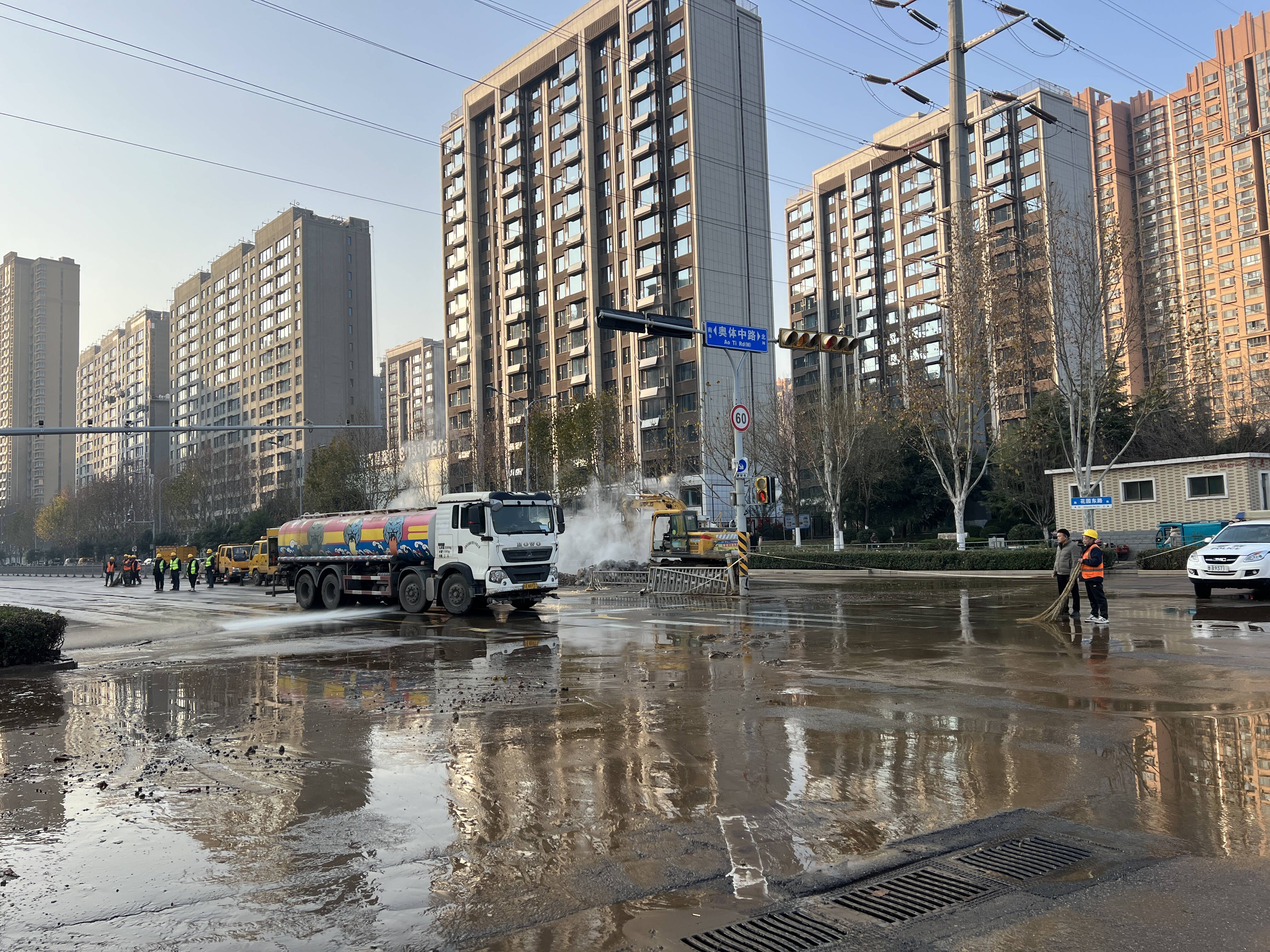 济南奥体中路供暖管道发生泄漏 官方回应：正全力抢修 预计明天凌晨2点前修复