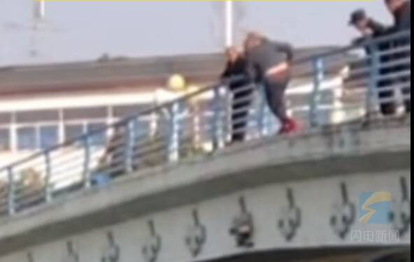 山东大哥寒冬跳河勇救落水女孩