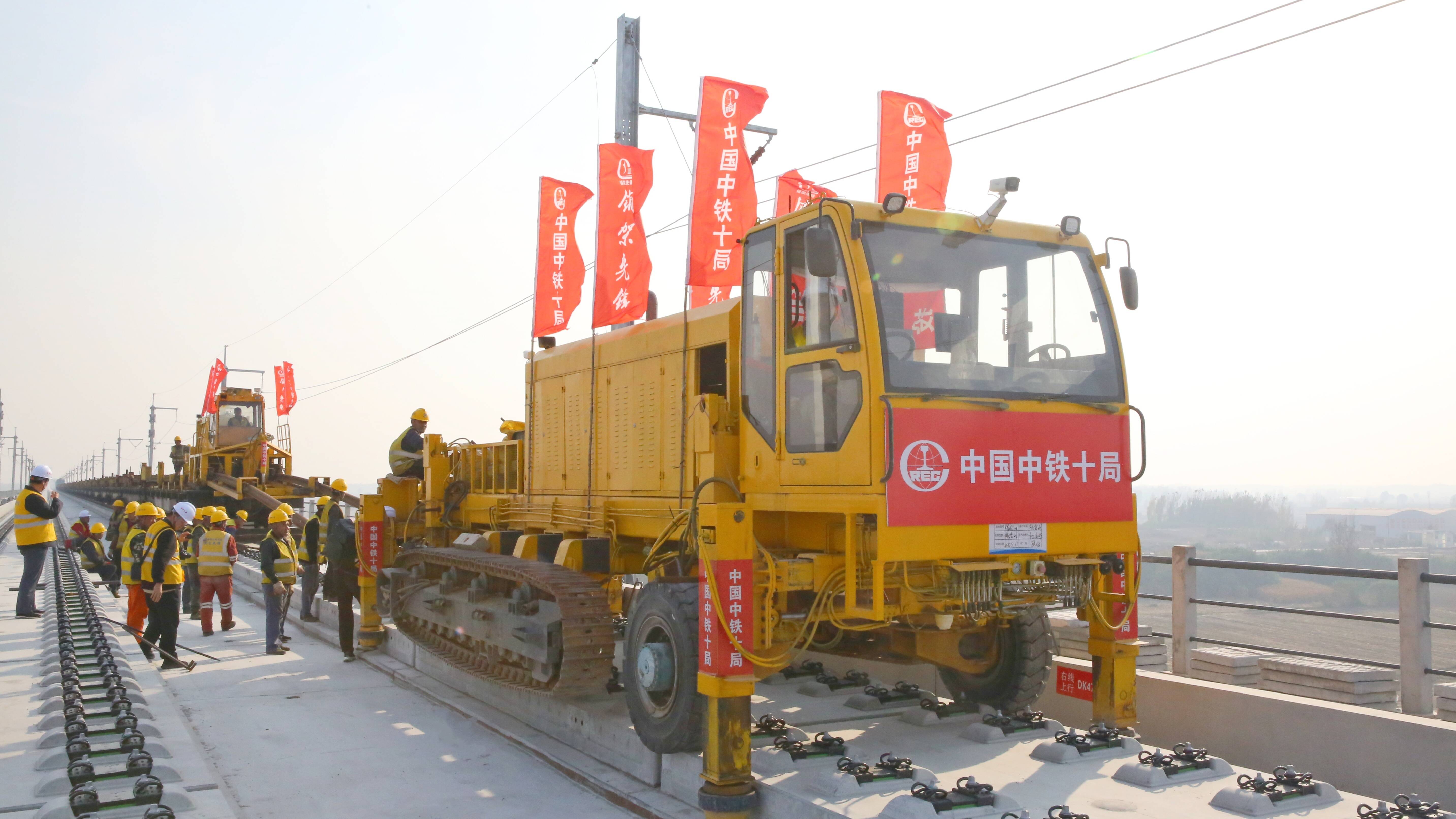 京港高铁雄商段正线铺轨顺利完成