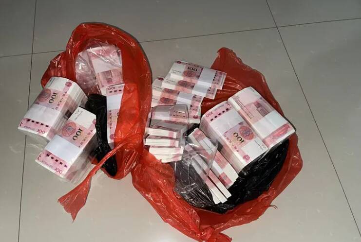 76万元现金堆放出租车内！平邑警方上演“极限拦截”