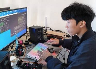 在代码与线缆的“混沌”中造梦:一名烟台高职学生的“拆家”创客路