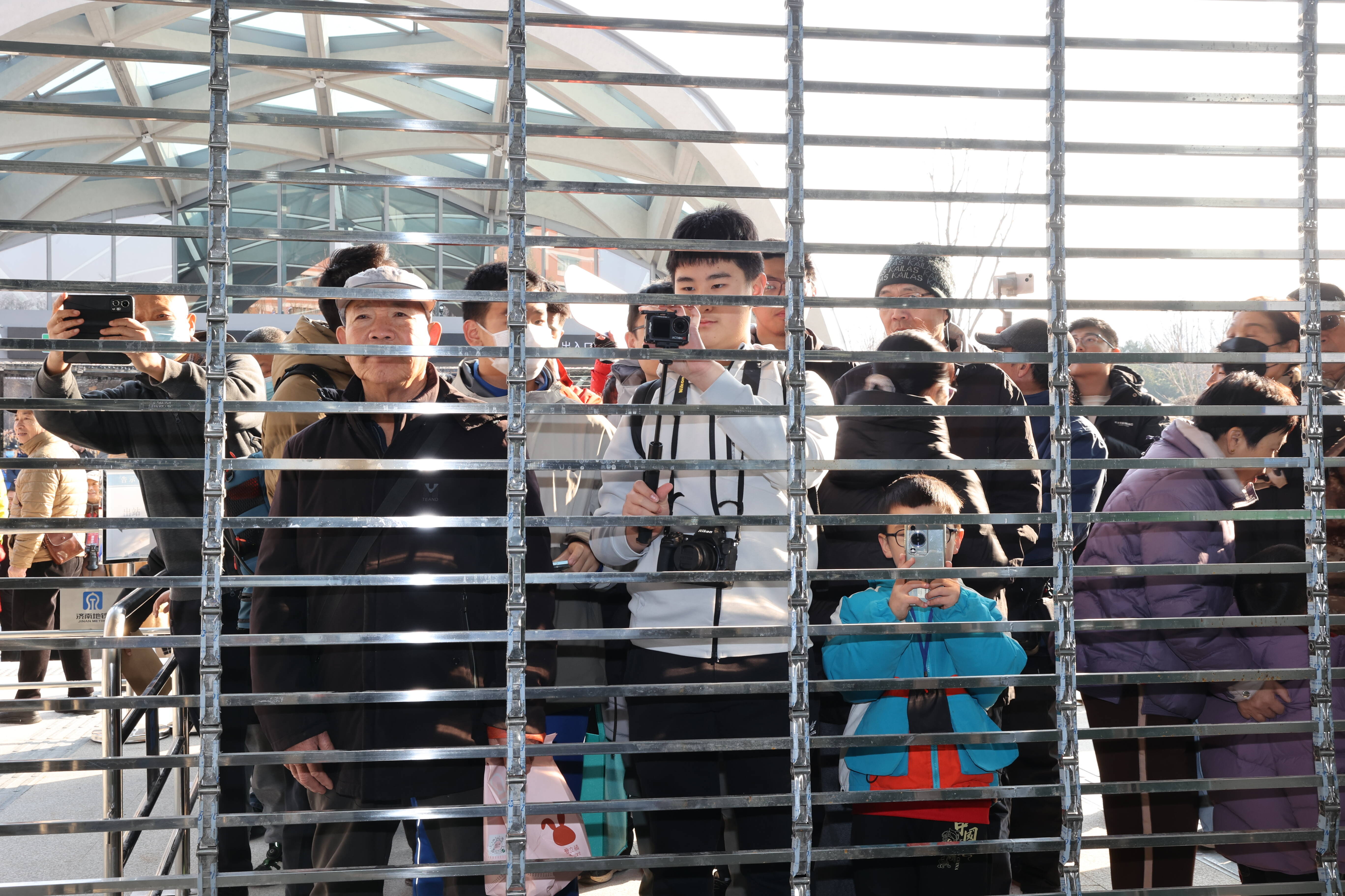 影像力｜济南地铁三线齐发首日：首批乘客挤满4号线