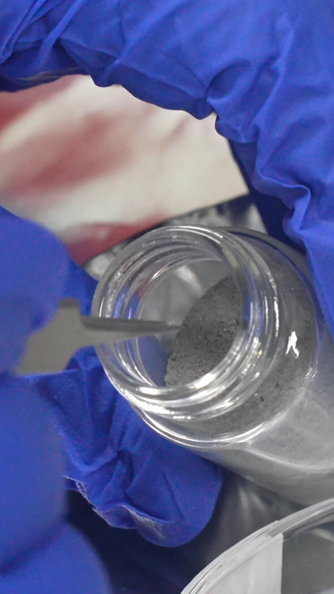 “针尖”上的科研 用发丝十分之一细的镊子 “拿捏”月壤