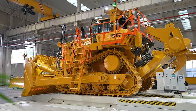 可实现辅助驾驶、遥控驾驶、无人驾驶 临沂造无人驾驶推土机成功下线