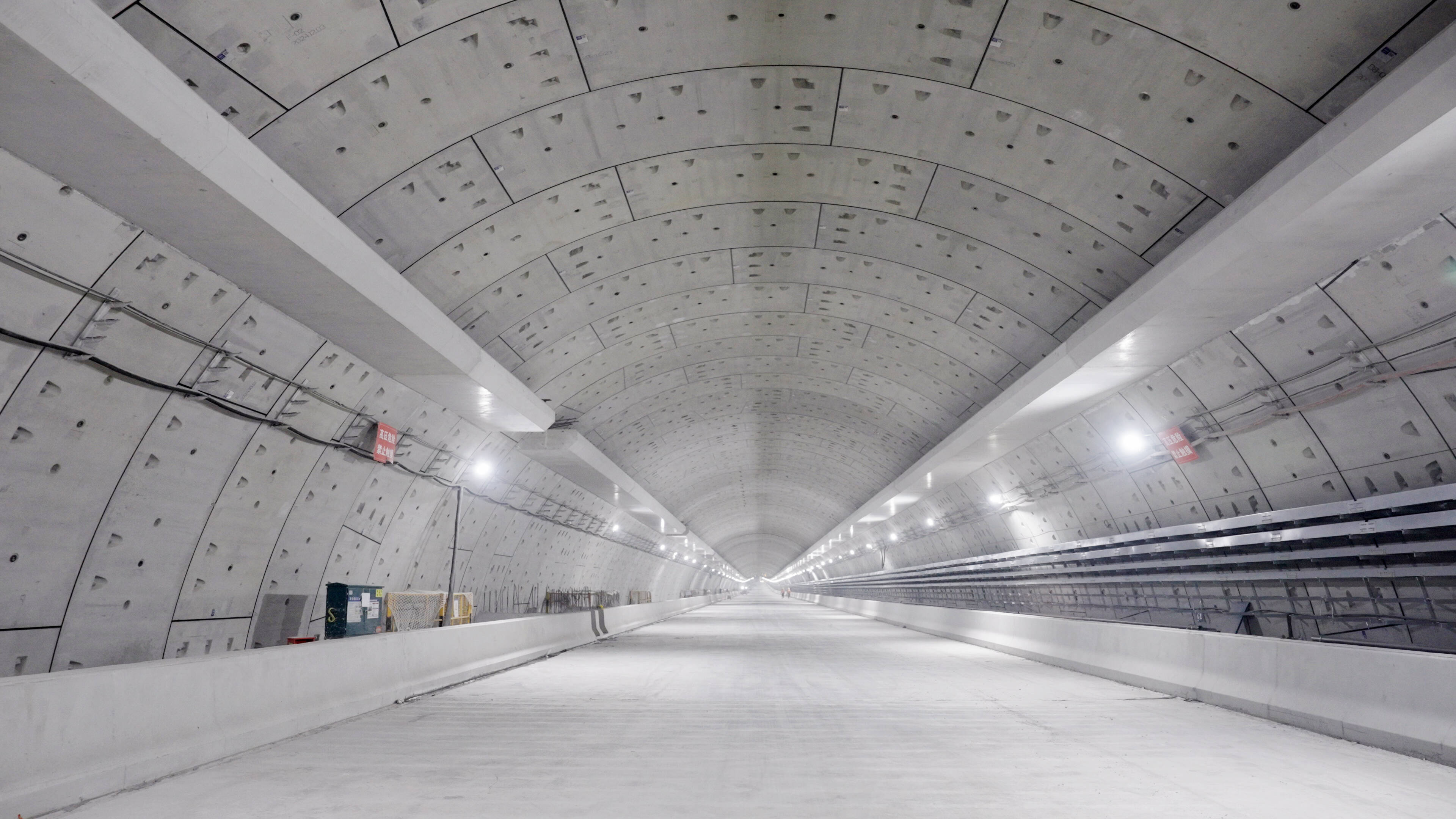 世界最大直径水下盾构隧道车道板施工突破3000米