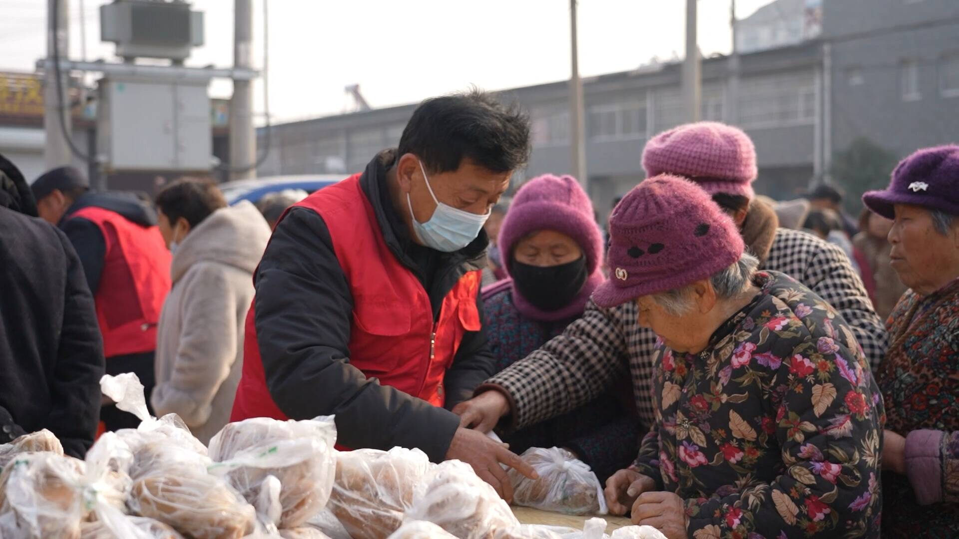 菏泽牡丹区胡集镇开展“元旦送温暖 情暖老人心”慰问活动