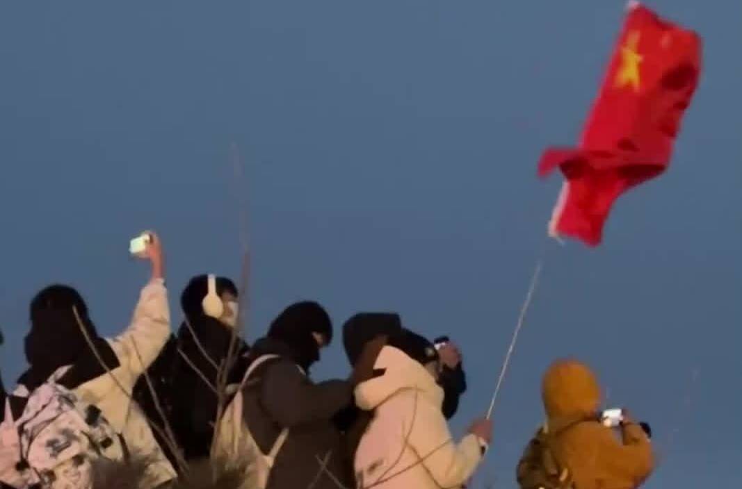 泰山第一缕晨光吻醒2026 万名游客跨越山海而来