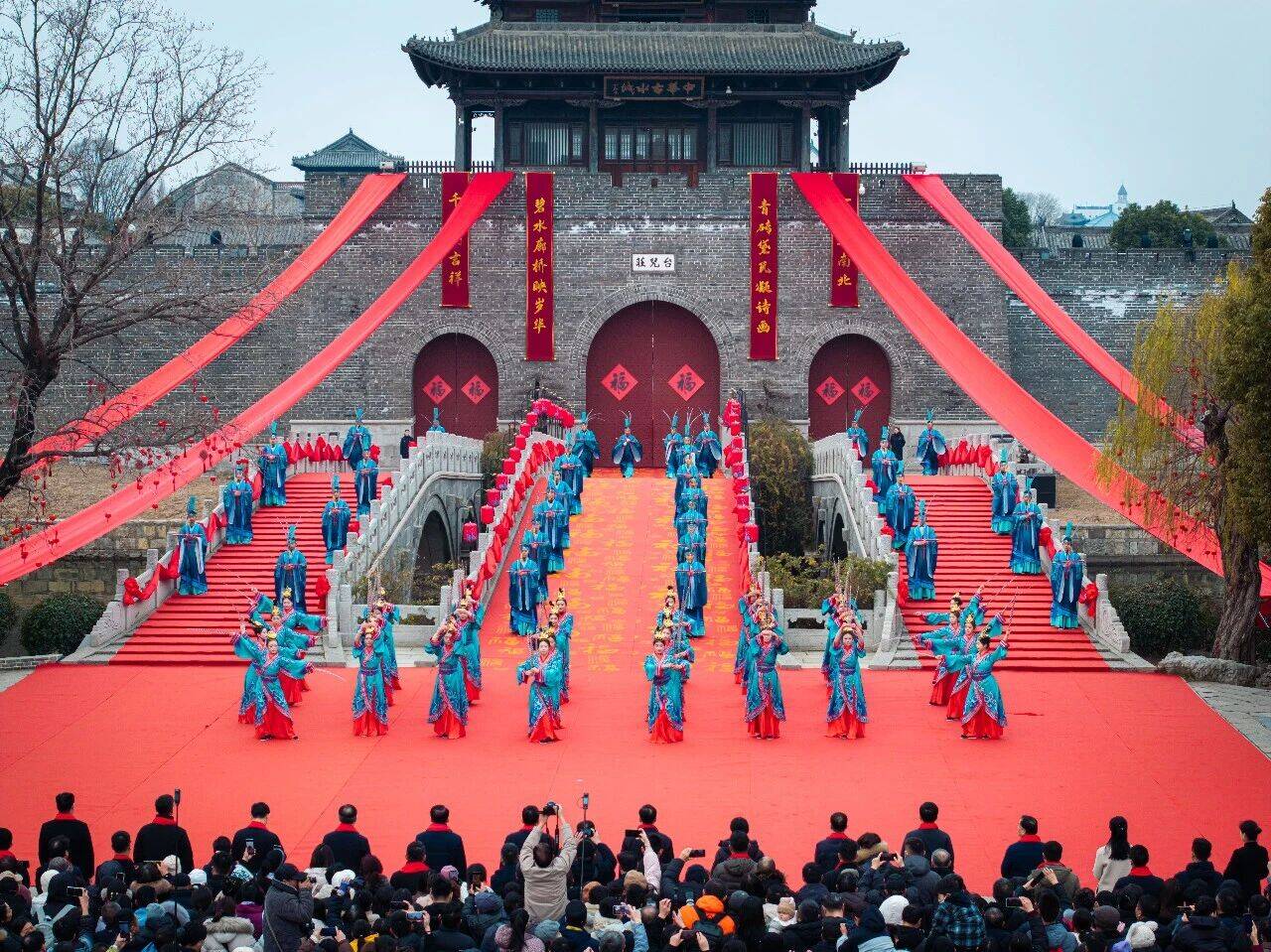 开福门点福灯 台儿庄古城开启新年开门红