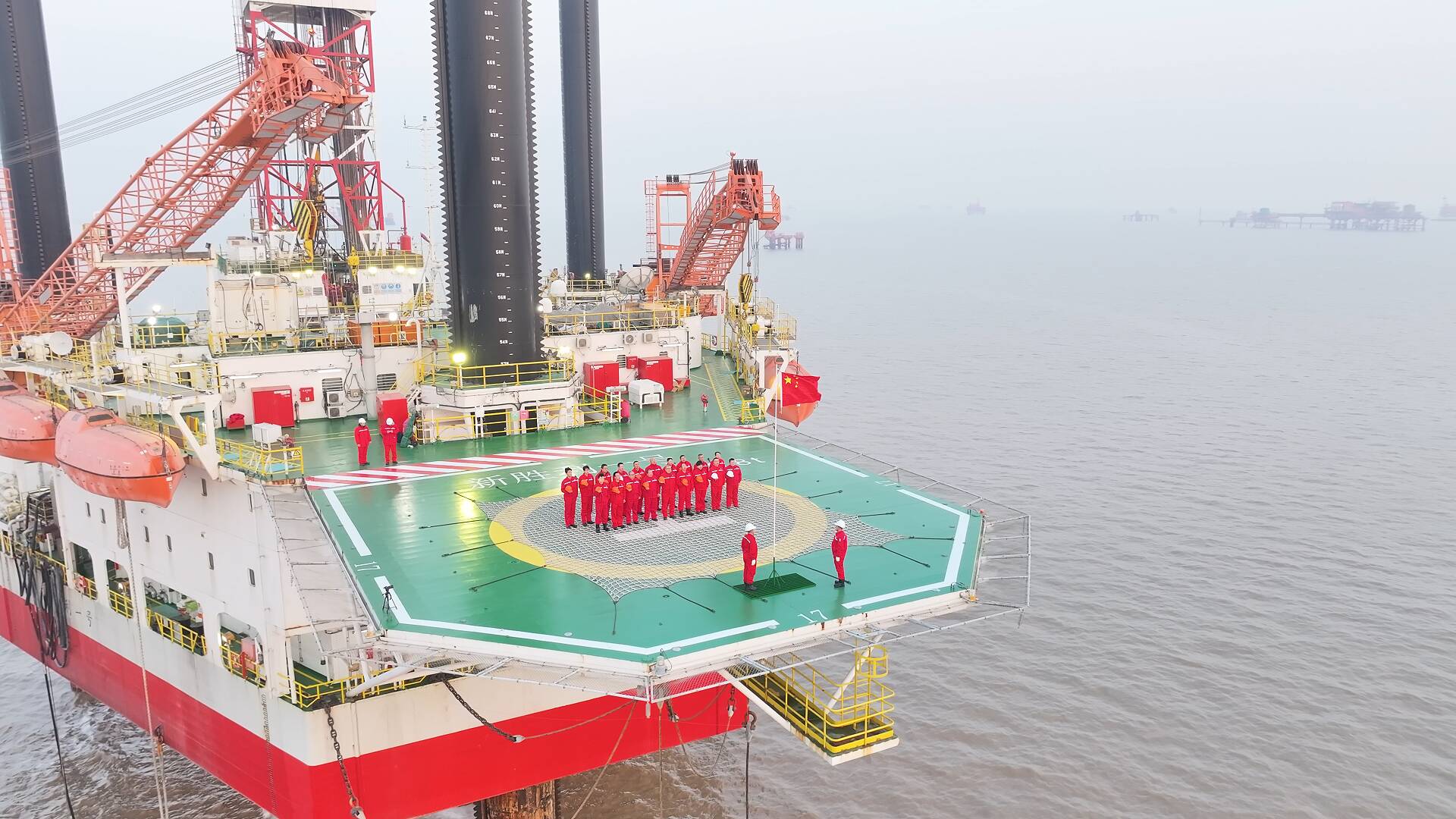 渤海湾海洋钻井平台升国旗 迎接新年的第一缕阳光