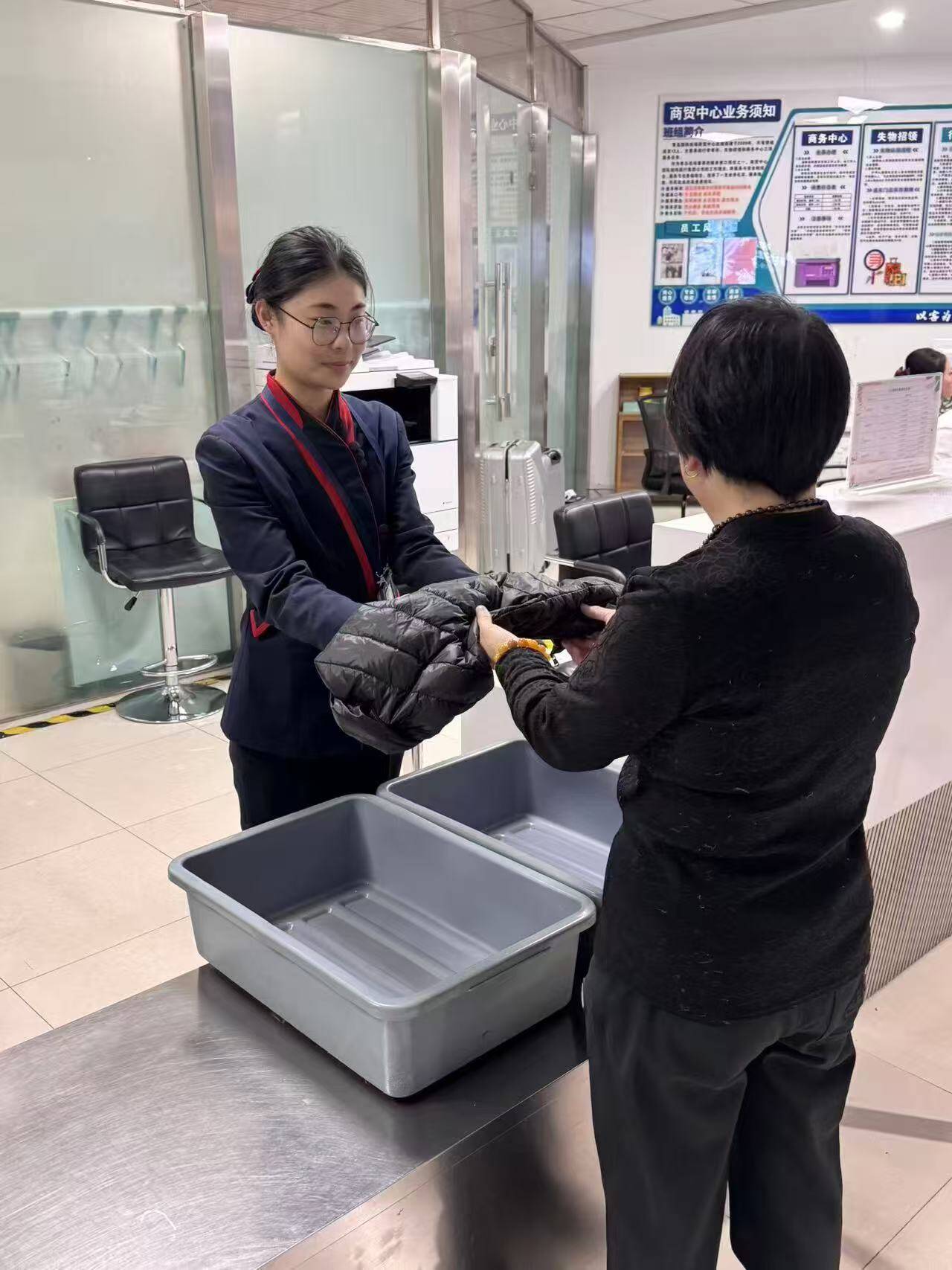 青岛机场推出冬衣寄存服务 让特殊旅客“南飞”更轻松