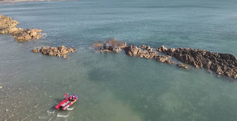 青岛：游客被困礁石 消防出动两艇救援