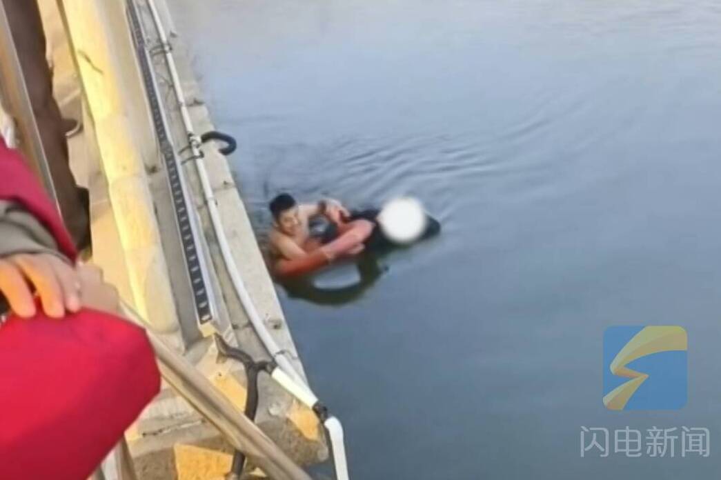 临邑：寒冬时节男子落水 00后小伙跳入冰河救人