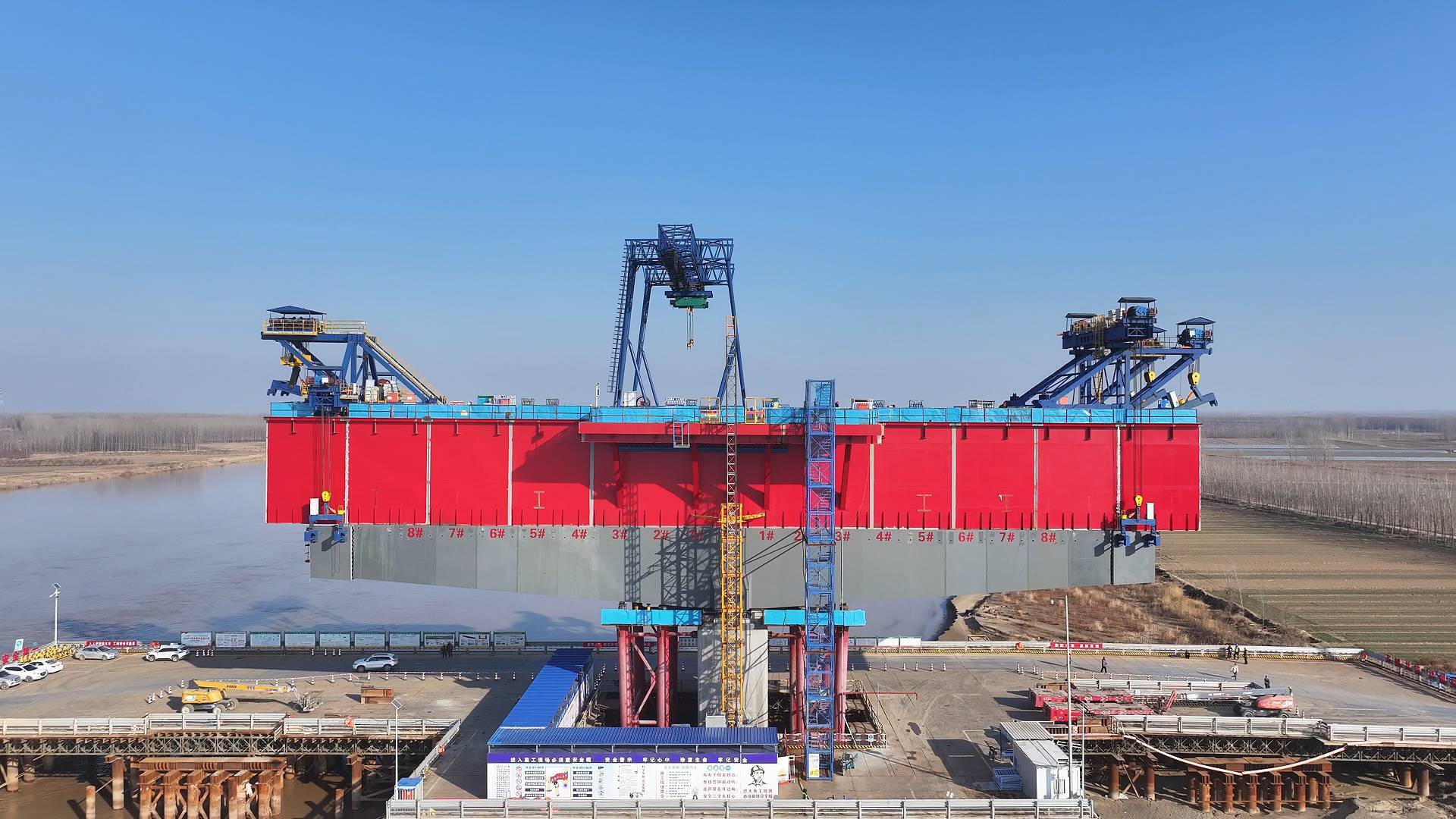 重大项目最新进展｜高空“跷跷板”吊装混凝土梁 庆章高速黄河特大桥已架设3500米