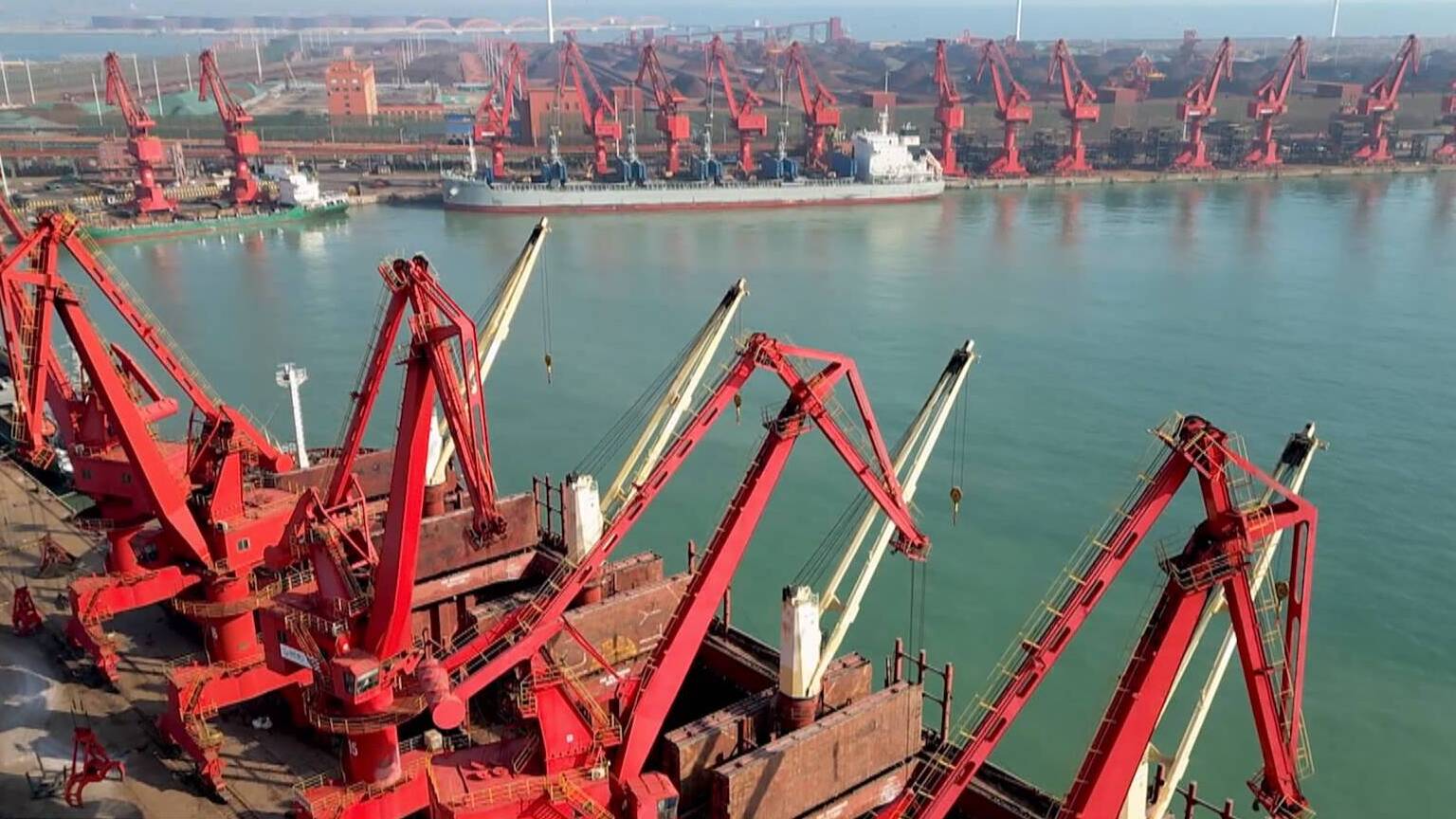 【开局“十五五” 奋斗正当时·一线报道】港口“流量”变产业增量 “过路木头”实现产业扎根