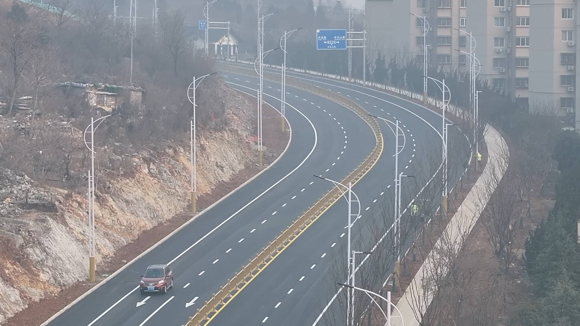 枣庄高新区武夷山北路改造完成，双向四车道正式通车