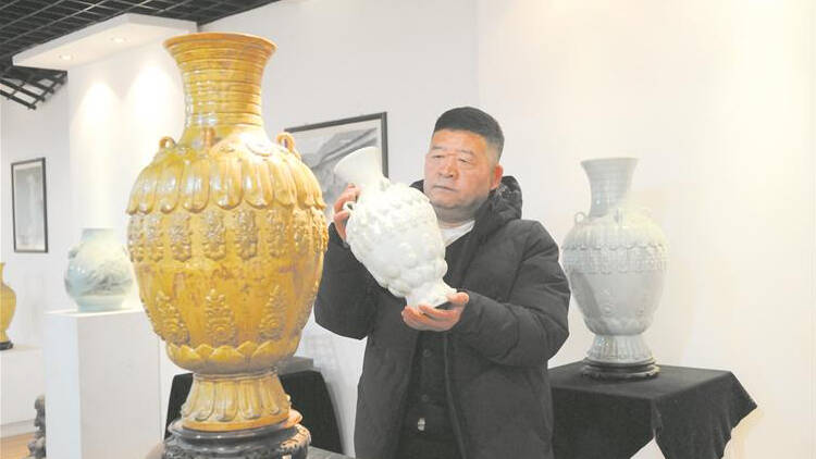 淄博匠人复刻北朝青釉莲花尊