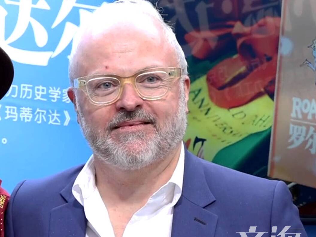 北京图书订货会上英国驻华使馆新闻参赞打卡点赞山东展区