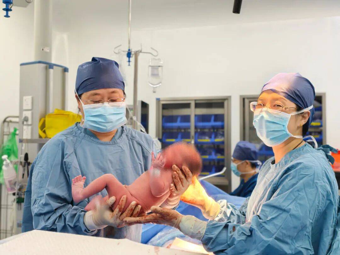 生死时速6小时!北京大学人民医院青岛医院多学科协作成功抢救双胎妈妈