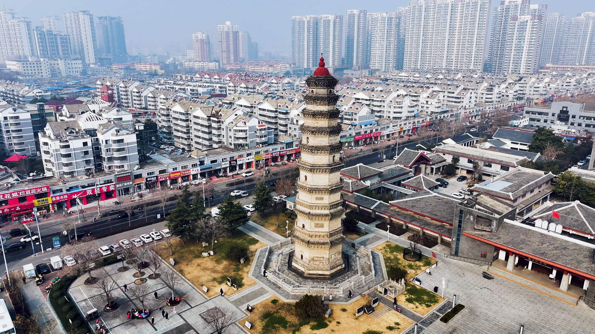 传统与现代交融 滕州龙泉广场成为市民休闲打卡地