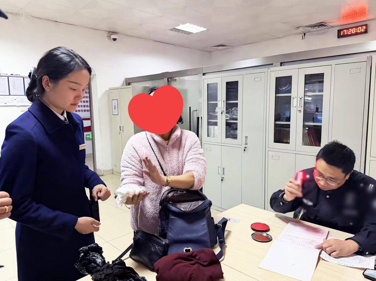 青岛:20万元财物遗落地铁 19分钟“完璧归赵”