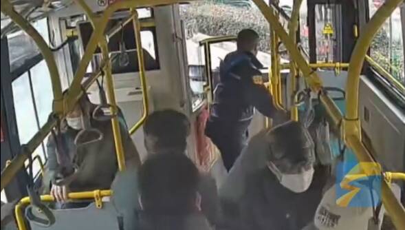 老人被卷车底公交司机带乘客抬车