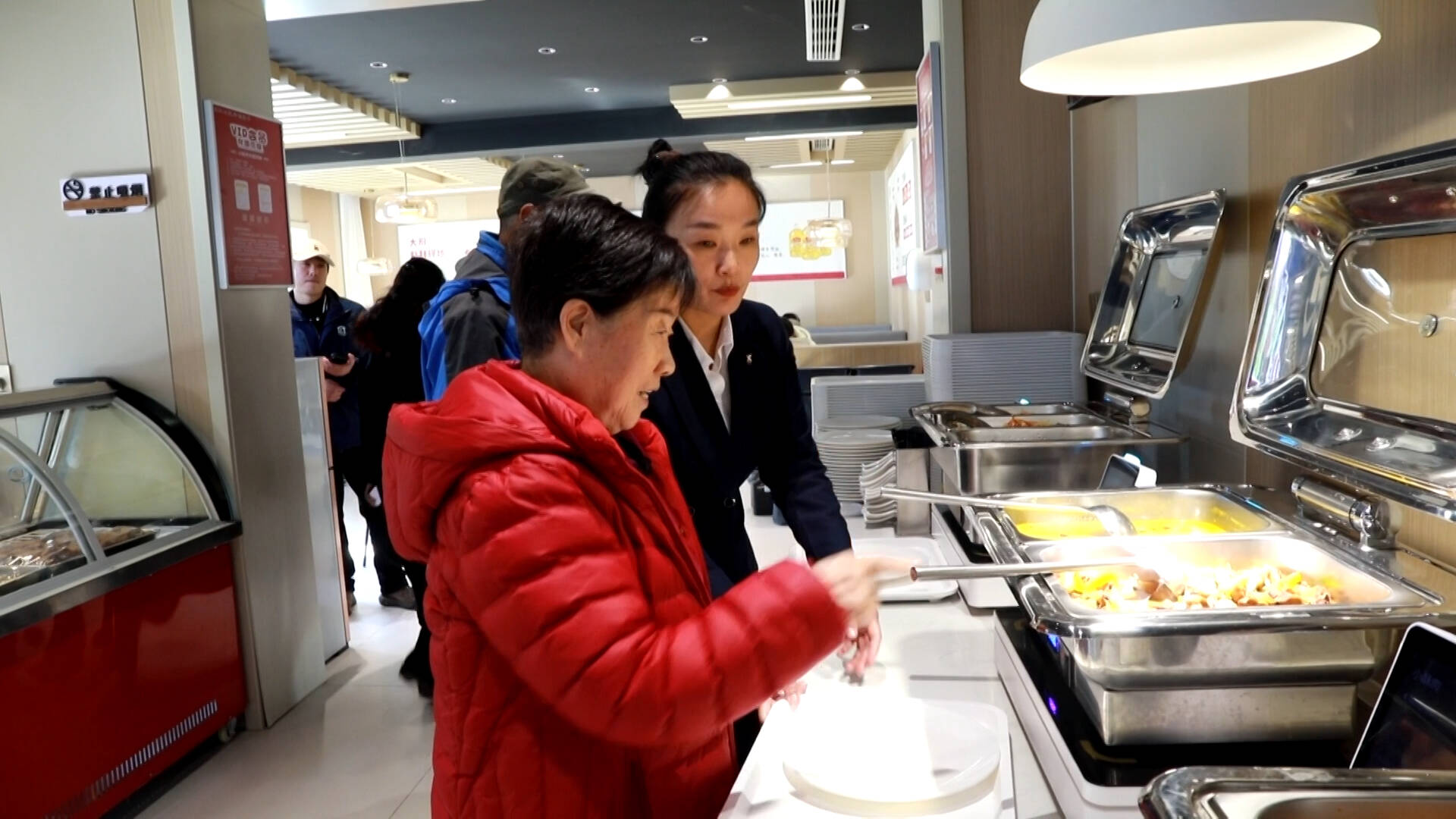 东营市东营区：方寸餐桌见真情 社区食堂 “烹” 出晚年好滋味