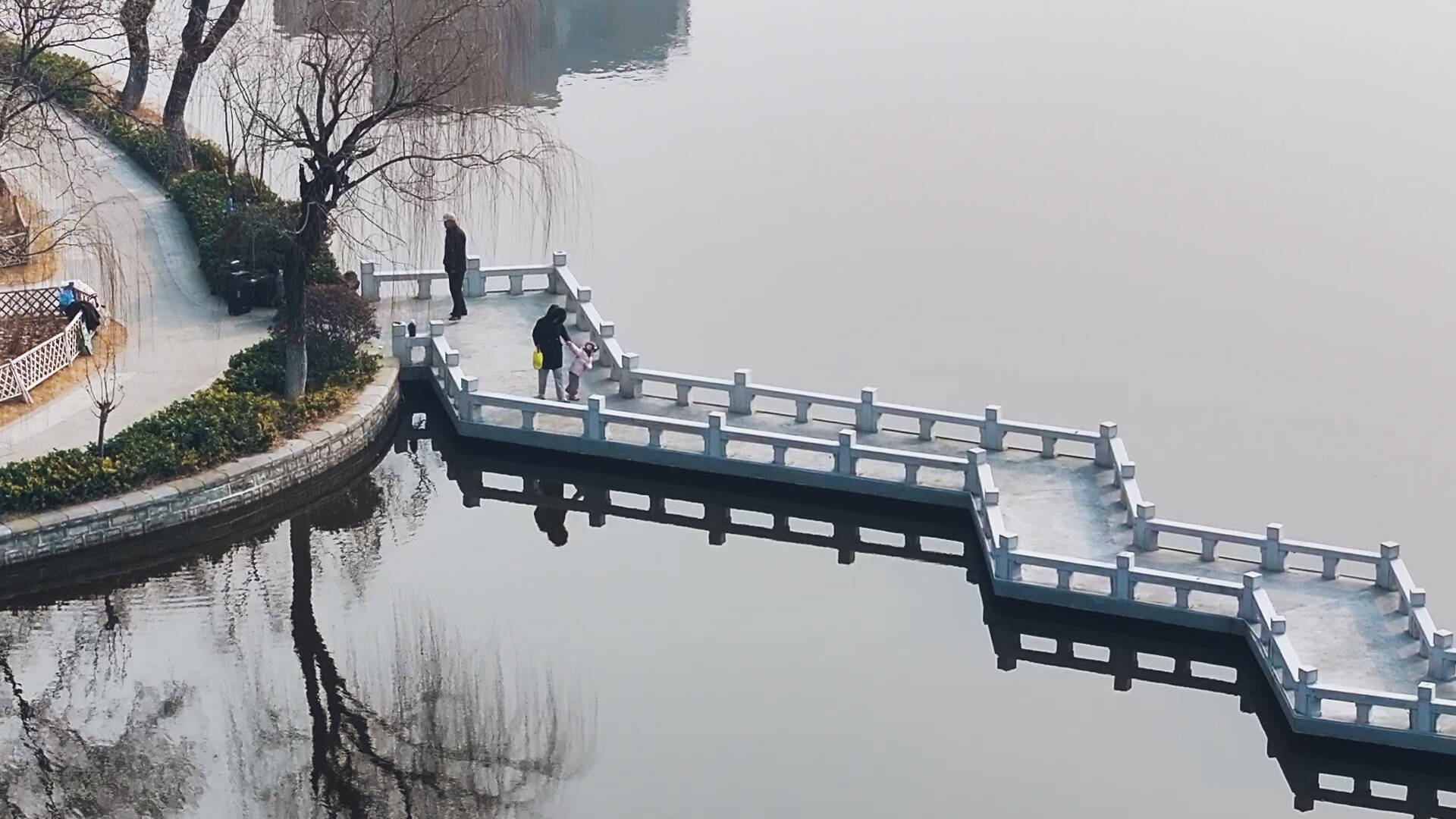 落叶水波相映成画 滕州荆河公园成冬日休闲热地