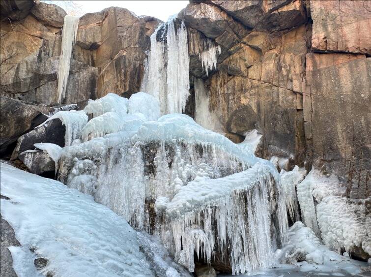 冬日泰山彩石溪：冰瀑凝玉 流水鸣溪