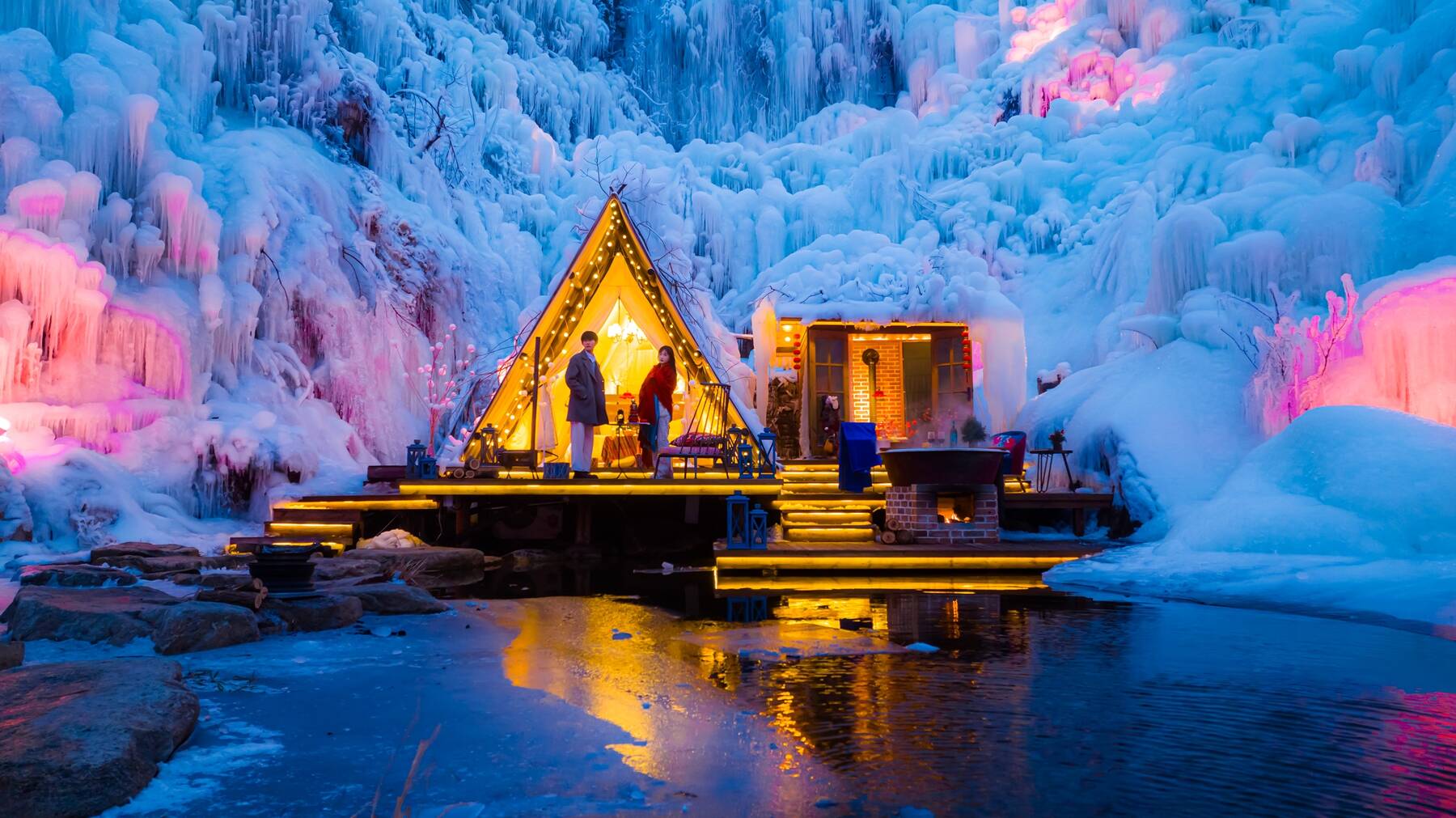 定格冬日浪漫 濟(jì)南九如山冰瀑奇觀如夢幻