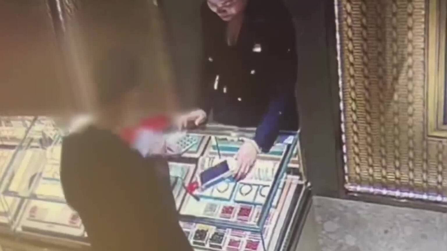 为跟女网友见面 男子购买11万元黄金“验资” 菏泽警方紧急拦截