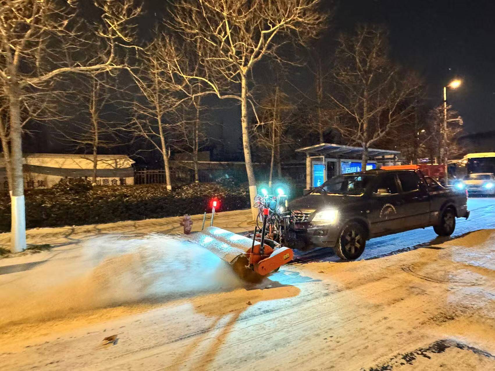 青岛启动城市冰雪灾害Ⅳ级应急响应近千辆机械设备万余人闻雪而动“破冰”护航(图1)