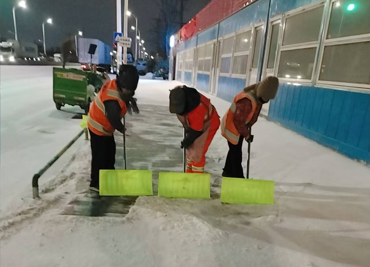 青岛启动城市冰雪灾害Ⅳ级应急响应近千辆机械设备万余人闻雪而动“破冰”护航(图4)