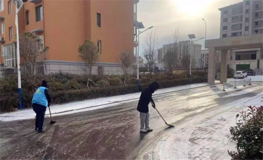 青岛市崂山区闻雪而动 积极开展清雪工作保障出行安全