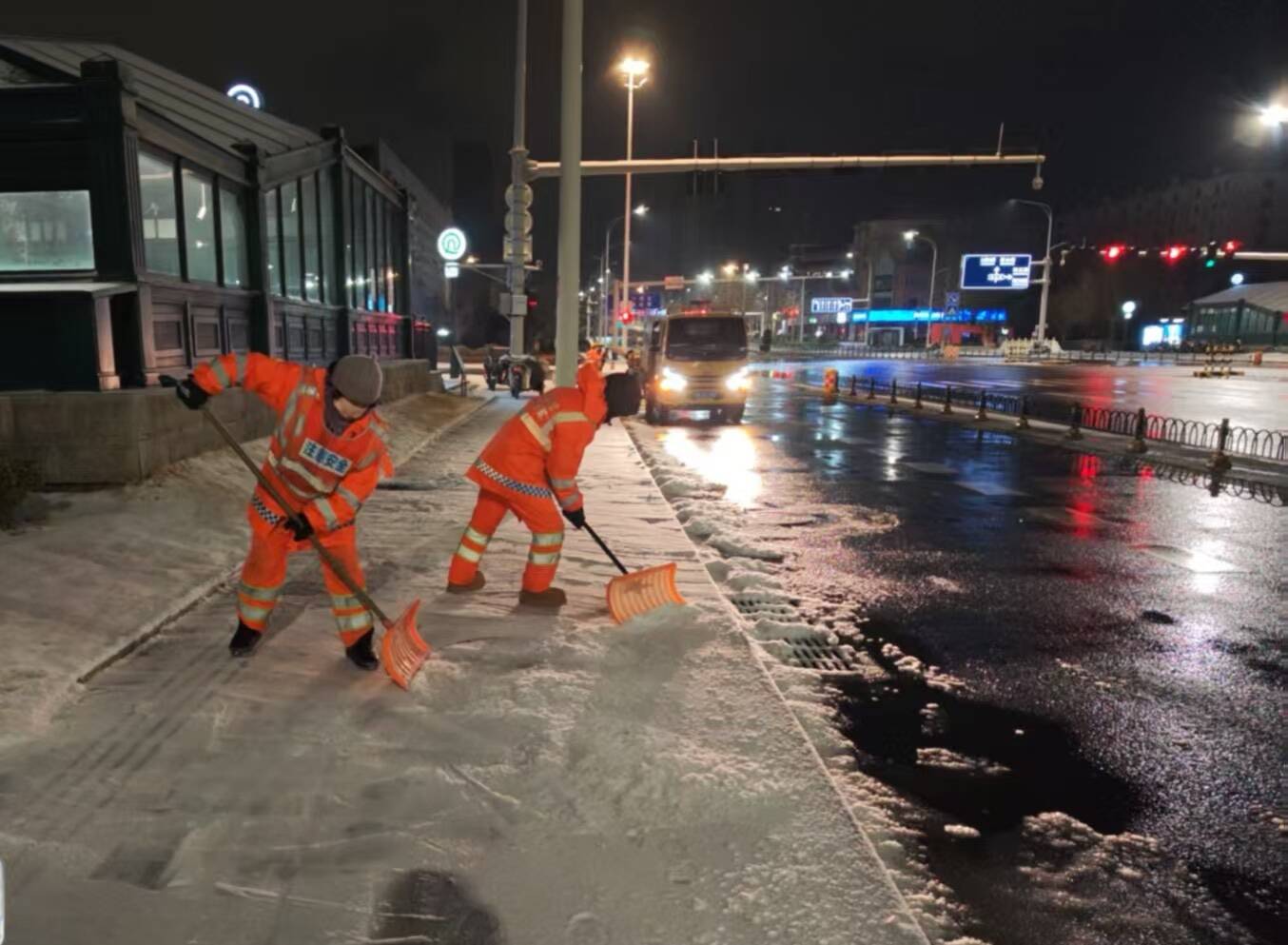 青岛启动城市冰雪灾害Ⅳ级应急响应 近千辆机械设备万余人闻雪而动“破冰”护航