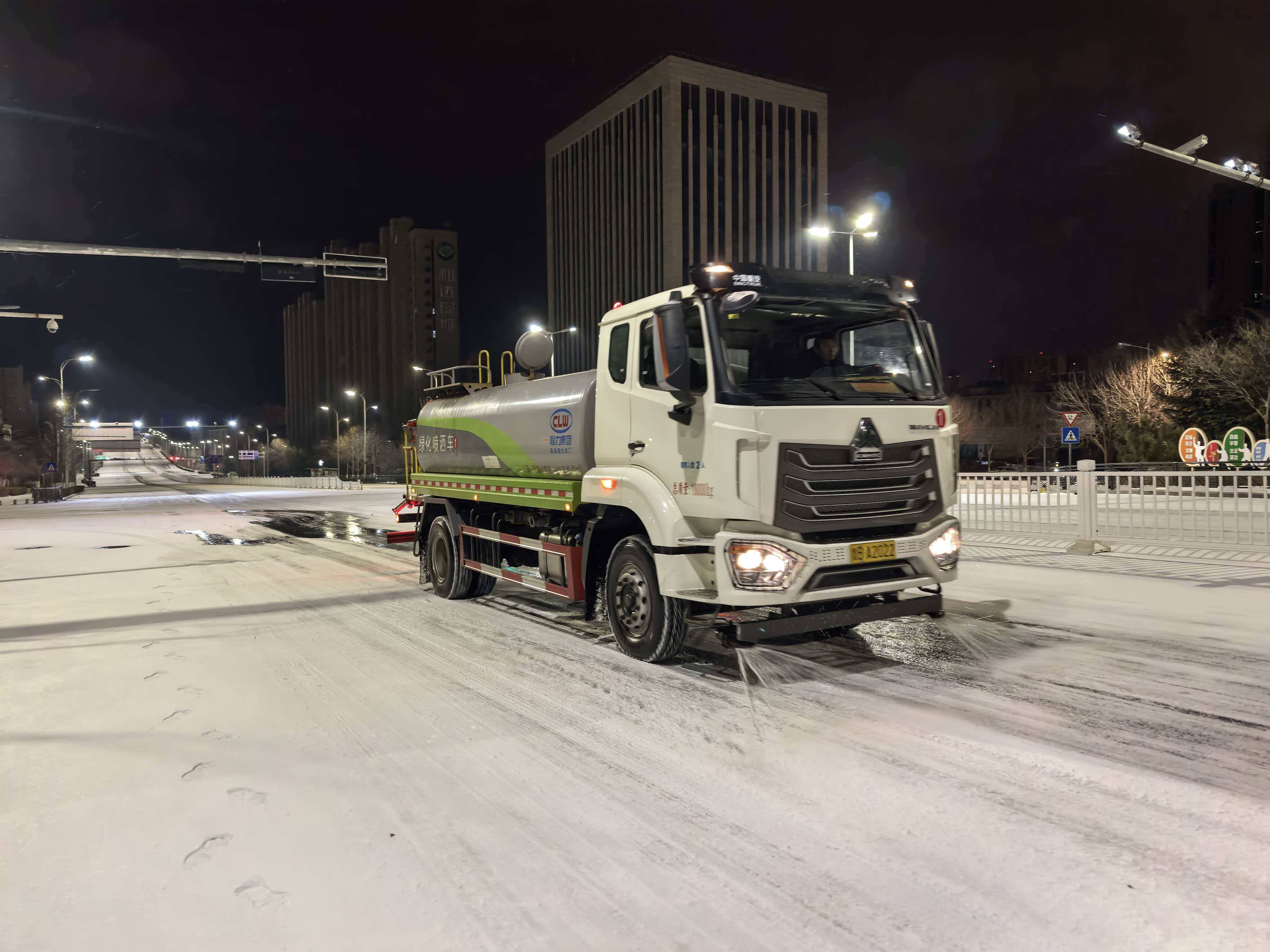 青岛启动城市冰雪灾害Ⅳ级应急响应近千辆机械设备万余人闻雪而动“破冰”护航(图3)
