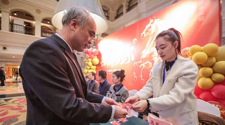 出席市政协九届五次会议的委员们陆续向大会报到