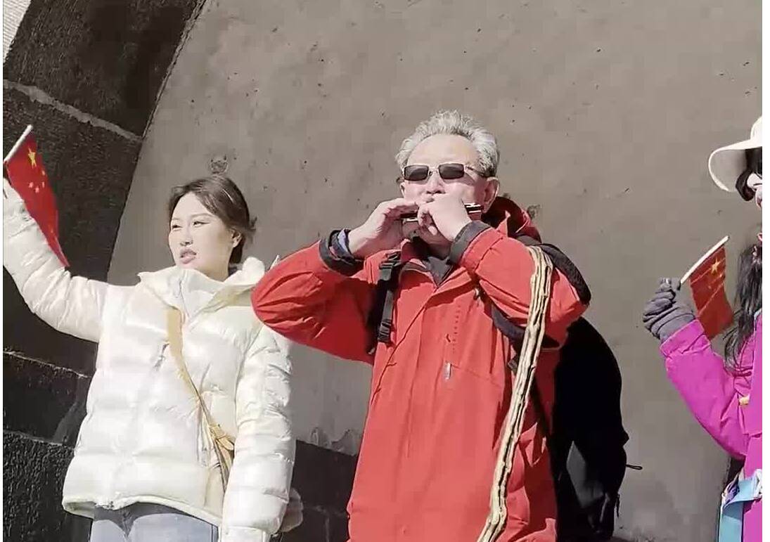 太燃了！“红衣大爷”再登泰山 南天门奏响《我和我的祖国》