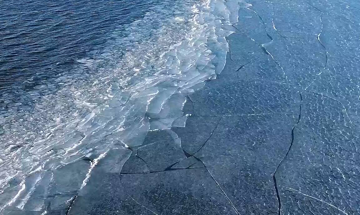 潍坊峡山湖现冰推奇观