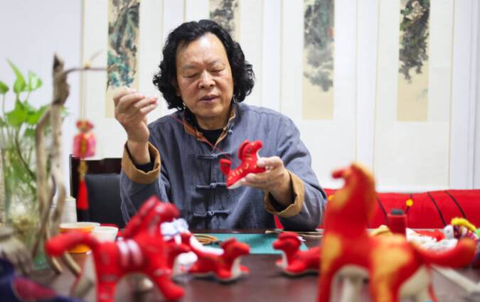 彩线巧缝祥马韵 非遗布偶贺新春