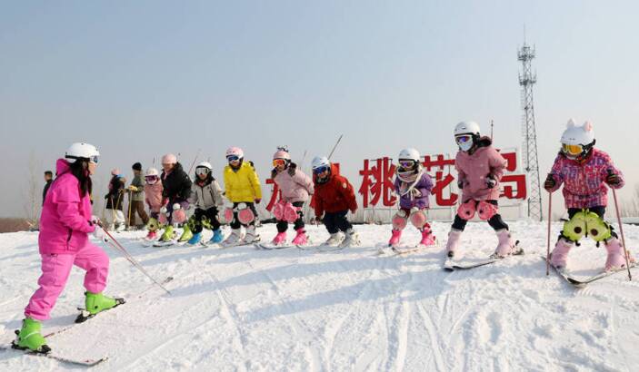 家门口兴起冰雪运动热
