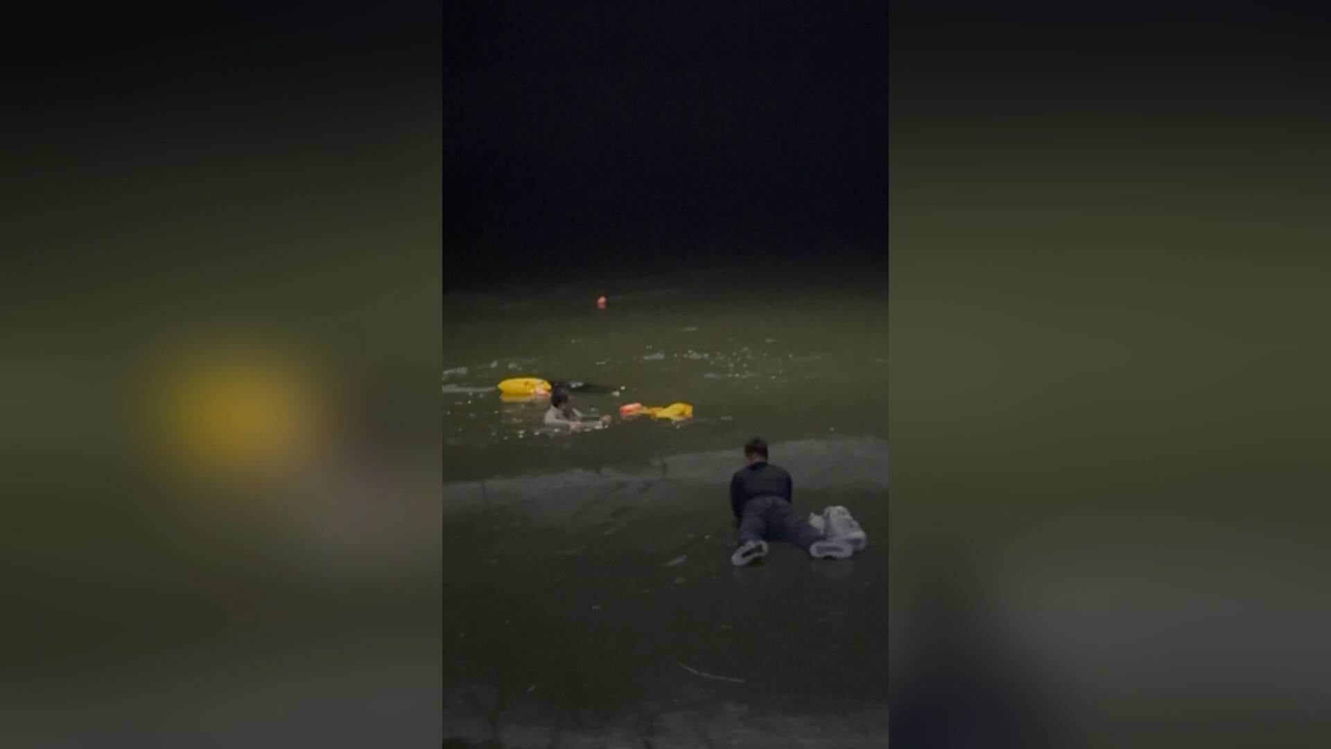 菏泽：两男子凌晨坠冰河 多方联手紧急施救