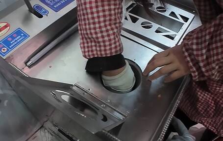 女子被绞肉机卡手，聊城消防紧急救援