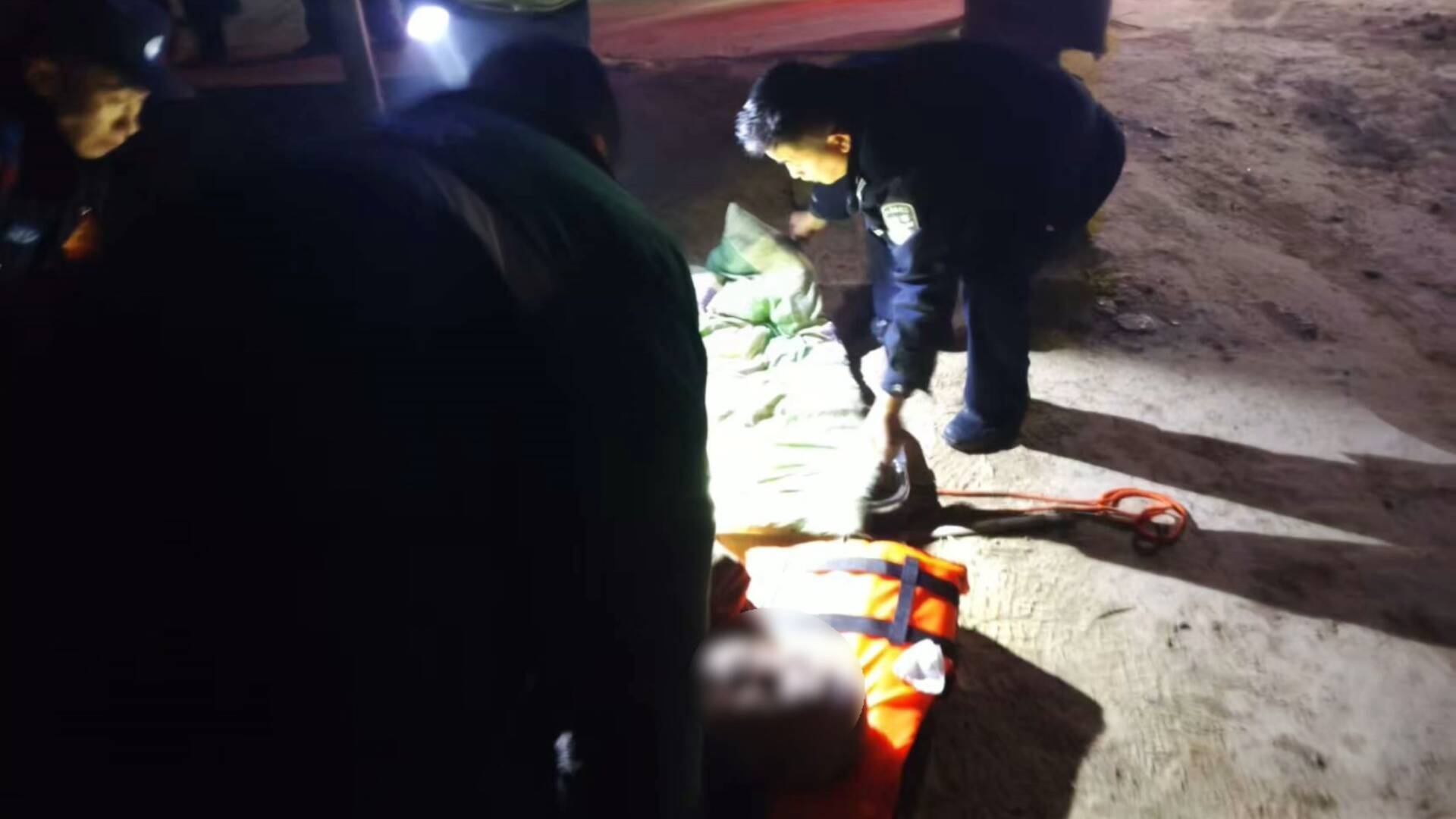 破冰涉水，冒险施救！冠县民辅警冰河中救出落水老人：很冷，但很值得！