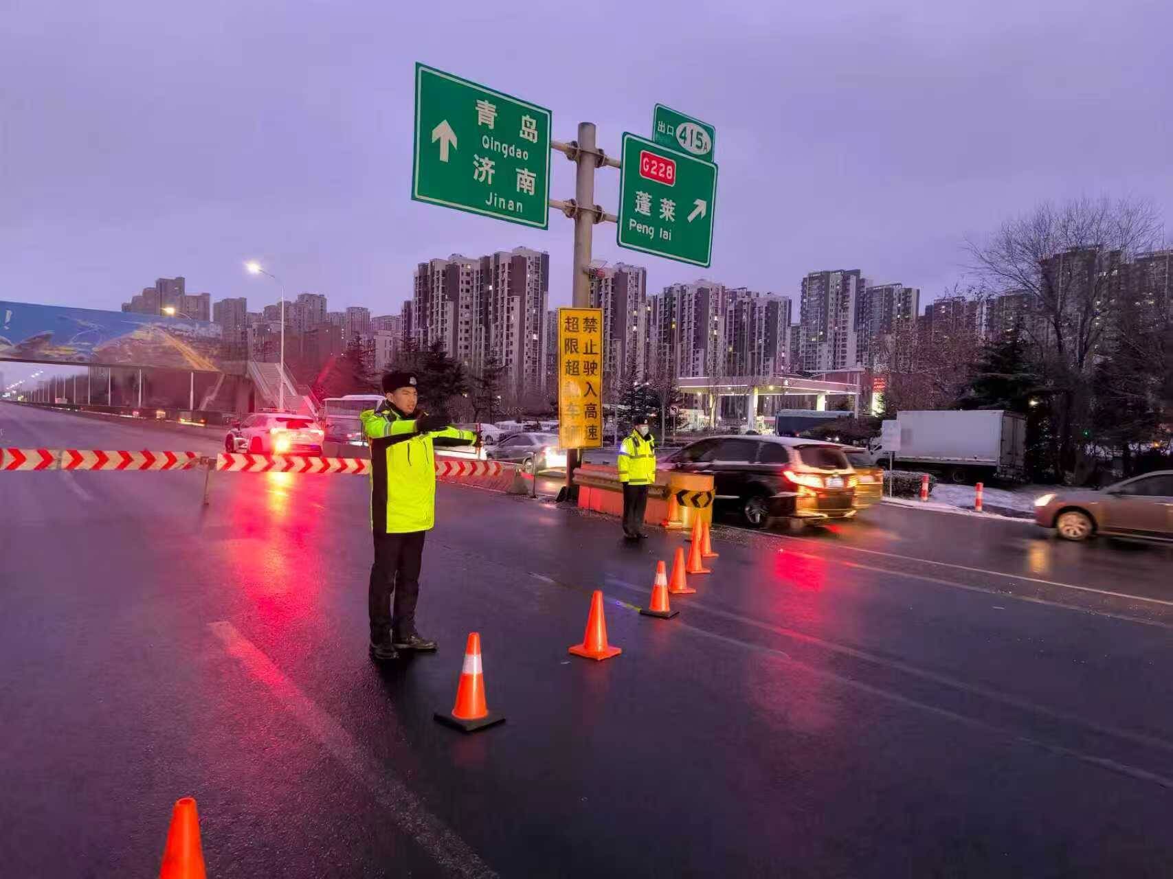 159.5公里的暖光 烟台交警温情守护春运路