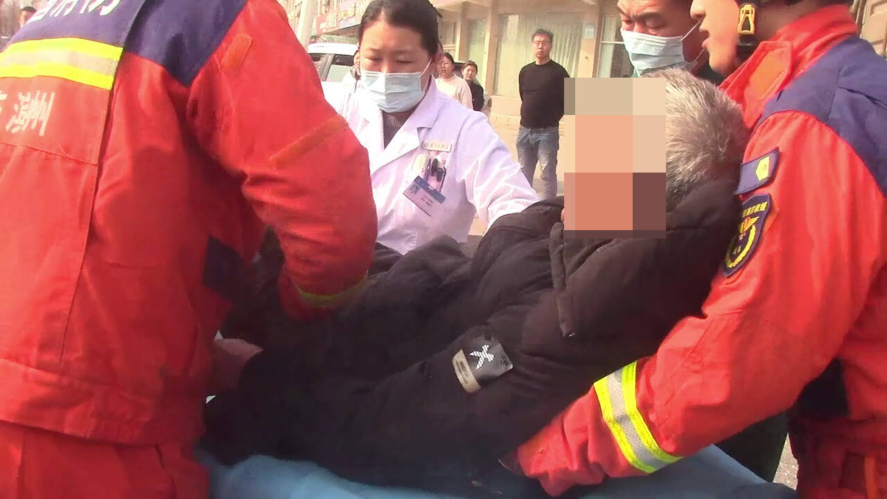 驾驶室严重变形！邹平消防破拆救援，被困司机5分钟脱险